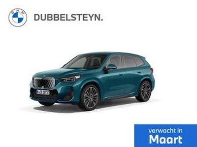 BMW iX1 xDrive30 | M-Sport | 20'' | Panoramadak | Adapt. LED | Comf. Acc. | Getint glas | Draadloos laden | Blue Bay Lagoon Metallic