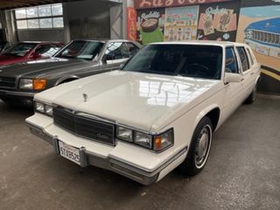 Cadillac FLEETWOOD Serie 75 Limo