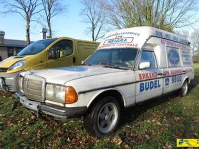 Mercedes-Benz 200 w123 250 T ex ziekenwagen