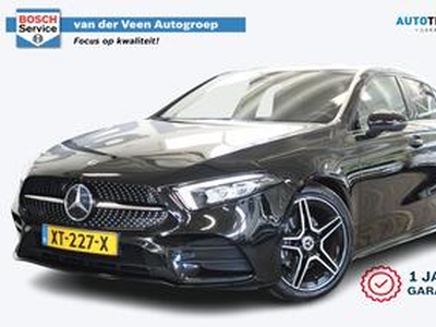 Mercedes-Benz A-KLASSE 180 Business Solution AMG Night Upgrade | Incl. 1 jaar garantie | Automaat | 1e eigenaar | Dealer onderhouden | Vitual dashboard | Apple carplay | LED high performance | Getint glas | Zwarte lijsten | Camera | Sportstoelen met verwarming | Tochpad | F1 fl