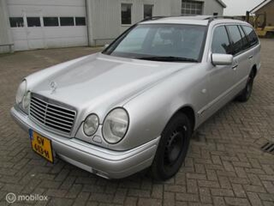 Mercedes-Benz E-KLASSE Combi 320 Avantgarde 4-Matic