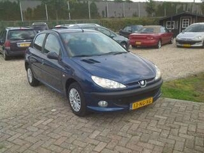 Peugeot 206 1.4 XR auto ziet er mooi uit. elektr pakket cv en goed onderhoud.