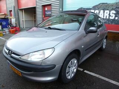 Peugeot 206 1.6,ZUINIG! 5 deurs, trekhaak,schuifdak,etc.