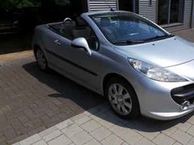 Peugeot 207 CC 1.6L met parkdistance