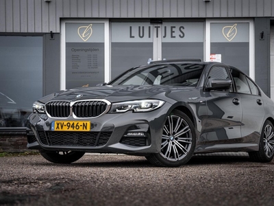 BMW 3-serie 320i M-Sport Schuifdak Leder OrgNL 1e-eig. Dealer-onderhouden I Head-up I LED I Virtual-cockpit I Sfeerverl.