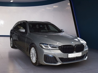 BMW 5 Serie Touring 530e M-SPORT ** LASER, HuD, LEDER, DRIVING ASS+, KEYLESS, SHADOW-LINE, 4-zone AIRCO ** 1e EIG - 8.761km. ** ** INFORMEER OOK NAAR ONZE AANTREKKELIJKE FINANCIAL-LEASE TARIEVEN **