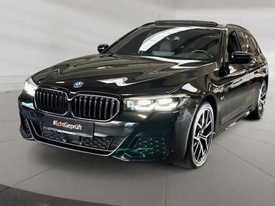 BMW 5 Serie Touring 530e xDrive M-SPORT ** LED, ADAPT. CRUISE, PANORAMA, 19-inch LMV, SHADOW-LINE ** 1e EIG - UNFALLFREI ** ** INFORMEER OOK NAAR ONZE AANTREKKELIJKE FINANCIAL-LEASE TARIEVEN **