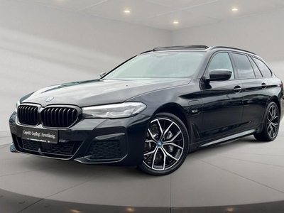 BMW 5 Serie Touring 530e xDrive M-SPORT ** LED, ADAPT. CRUISE, PANORAMA, 19-inch LMV, SHADOW-LINE ** 1e EIG - UNFALLFREI ** ** INFORMEER OOK NAAR ONZE AANTREKKELIJKE FINANCIAL-LEASE TARIEVEN **