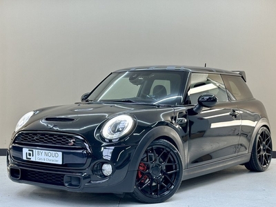 MINI Mini 2.0 Cooper S Chili Serious Business JCW PRO uitlaat, Moshammer spoiler / diffuser, Union Jack dak, H&R onderstel, JR racing wielen, Led koplampen, Head up display, Adaptieve cruise control, Keyless entry + go, Super onderhouden