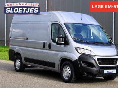 Peugeot Boxer 335 2.2 BlueHDi 165 L2H2 Premium 165 pk |Topstaat |3500 KG |Camera |Trekhaak |Cruise |Navi |Bluetooth |DAB |Sensoren |Metallic |EURO6-D |3000 KG trekgewicht