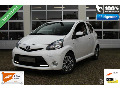 Toyota Aygo 1.0-12V VVT-I 3-Deurs Facelift 2 AUTOMAAT Exclusive-Sport Ledverlichting Airco Bluetooth Handsfree&Media Lederstuur F1-Schakelflippers Dubbele Airbags&Speakers Radio/Cd/Mp3/Usb/Aux 12V.-aansl. Centr.Vergr. Elek.Ramen Stuurbekr. Mist V+A Privac