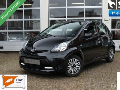 Toyota Aygo 1.0-12V VVT-I 5-Deurs Facelift 2 Aspiration-Sport Ledverlichting Airconditioning Centrale Deurvergrendeling Elektrische Ramen Stuurbekrachtiging Radio/Cd/Aux 12Volt Aansluiting Isofix Métallic Lak Topstaat Distributieketting Nieuwe APK!