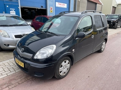 Toyota Yaris Verso 1.3-16V VVTi Sol AUTOMAAT 2003 AIRCO 1e eigenaar Volledig dealer onderhouden. Alles zit erbij om om te bouwen naar geel kenteken.