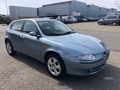 Alfa Romeo 147 5 DRS. 1.9 JTD rijd prima 100%