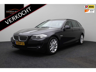 BMW 5-serie Touring 520i High Executive M Sport 2013 | Airco | Navigatie | Cruise Control | Elektrische Stoelen met Geheugen | DAB | Lederen Bekleding | 2 Sleutels | Boekjes