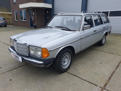 Mercedes-Benz 300TD (W123) 7 persoons (bj 1979, automaat)