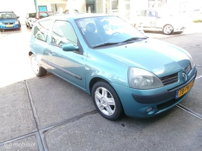 Renault Clio 1.4-16V Privilège Comfort 1e eigenaar 32000km .