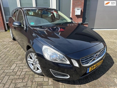 Volvo V60 1.6 T3 Momentum / Leder / Navi / PDC / Cruise