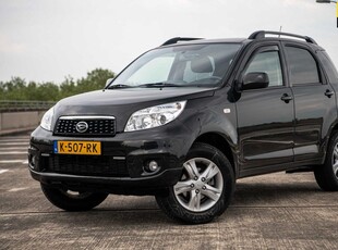 Daihatsu Terios 1.5-16v 105pk Explore 2WD | Airco | Trekhaak max. 1.350kg | 4 Seizoenbanden |LM velgen | Hoge instap | DAB radio |