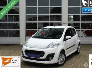 Peugeot 107 1.0-12V 3-Deurs Facelift 2 AUTOMAAT Active-Sport Exclusive AIRCONDITIONING Centrale Vergrendeling Elektrische Ramen Stuurbekrachtiging Lederstuur F1 Schakelflippers Radio/Cd/Aux Zwart Interieur met blauw stiksel 12Volt Aansluiting isofix Priva