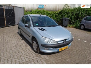 Peugeot 206 1.4 XT 5 Drs van tweede eigenaar APK tot