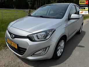 Hyundai I20 1.2i i-Deal dealer onderhouden met navigatie en