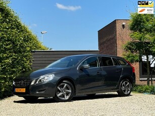 Volvo V60 1.6 T3 AUTOMAAT MOMENTUM, NL-AUTO NAP, LEDEREN