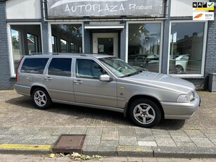 Volvo V70 2.5 Luxury-Line/ CRUISE/ AIRCO/ 15 INCH/ LEER/