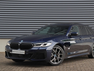 BMW 5-SERIE Touring 530e | High Executive / M Sportpakket / Panodak / Head-Up / Harman Kardon / Active Steering / Comfort Acces / Trekhaak