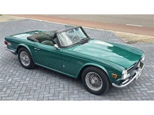 Triumph TR6 Stapel op Auto's (bj 1974)