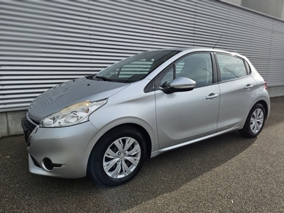 Peugeot 208 1.2 VTi Blue Lease Executive in nieuw staat.