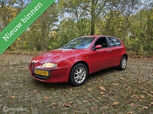 Alfa Romeo 147 1.6 T.Spark Distinctive vol jaar apk!!