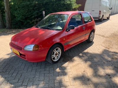 Toyota starlet rood 3 drs H.B 1997