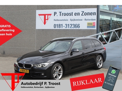 BMW 3-SERIE Touring 318i High Executive Automaat/Navigatie/Achteruitrijcamera/Stoelverwarming/LED verlichting/Elektrische kofferbak/Trekhaak/Lichtmetalen velgen/Climate control/Cruise control/Parkeersensoren/Elektrische ramen/Elektrische spiegels/Bluetooth