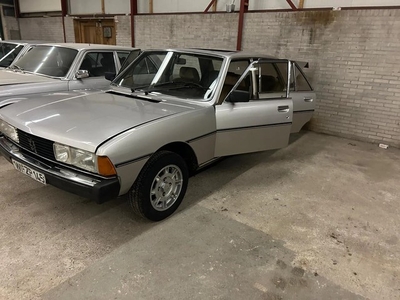 Peugeot 604 2.7 V6 STI bj1982 paar plekjes roest loopt