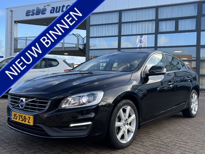 VOLVO S60 1.5 T3 152 pk Nordic+ Automaat Navigatie Xenon Leer Stoelverwarming Standkachel On Call Voorruit Verwarming 17 Inch Velgen NL Auto