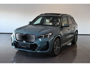 BMW iX1 xDrive30 (67 kWh) M-SPORT ** LED, BEIGE LEDER, PANORAMA, TREKH, ACC, HiFi, 20-inch LMV ** 30k onder NP - EX BMW-AG ** ** INFORMEER OOK NAAR ONZE AANTREKKELIJKE FINANCIAL-LEASE TARIEVEN **