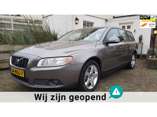 Volvo V70 2.4 D5 Kinetic Excellent mooie auto met prachtig creme leder welke 99 % Volvodealer onderhouden is..