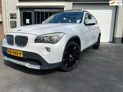 BMW X1 SDrive18i/Pano/Navi/Black on White/Top!