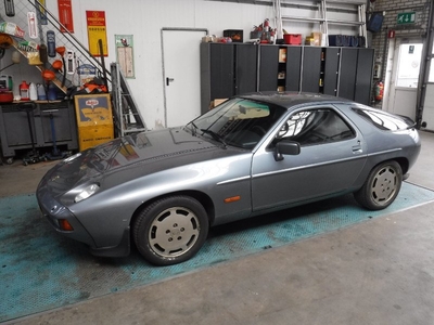 Porsche 928 1984