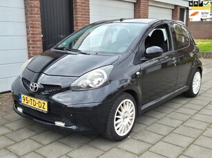 Toyota Aygo 1.0-12V + 5-deurs met nieuwe APK!