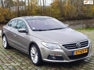 Volkswagen Passat CC 1.8 TSI 4p. Automaat open dak parkeer