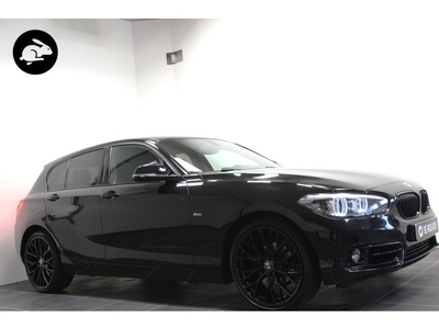 BMW 1-serie 118i Sport/All Black/Led/19 inch/Navi