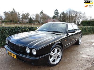 Jaguar XJ R Sport 3.2 V8 Executive , Automaat , Clima / Cruise / Leder / Pdc / 18 Inch Lm Velgen.