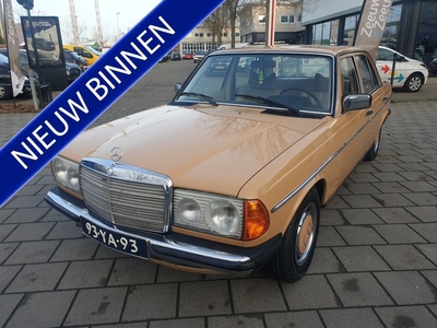 Mercedes-Benz 200-280 (W123) 250 . (bj 1977, automaat)