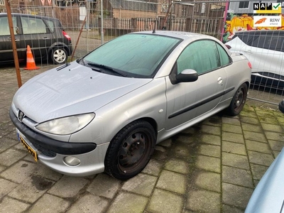 Peugeot 206 CC 2.0-16V. Nieuwe banden nette auto dak werkt