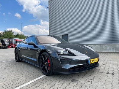 Porsche Taycan / GTS / 84 kWh / Carbon / 21 INCH / 22 DKM!