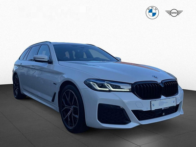 BMW 5 Serie Touring 530e M-SPORT ** LASER, LEDER, PANORAMA, HuD, TREKH, 19-inch LMV, DR. ASS+ ** UNFALLFREI - 1e EIG ** ** INFORMEER OOK NAAR ONZE AANTREKKELIJKE FINANCIAL-LEASE TARIEVEN **