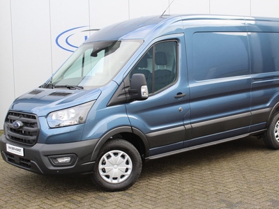 Ford Transit 350 2.0-130pk TDCI L3H2 Trend. Net ingereden, uit voorraad leverbaar ! Volautm. airco, metallic lak, lane- en side assist, adaptive cruise, navigatie by Apple carplay/Android auto cntrl, bijrijdersbank, USB aansluiting etc.