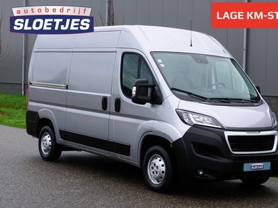 Peugeot Boxer 335 2.2 BlueHDi 140 L2H2 Asphalt Topstaat |140 pk |3500 KG |EURO6-D |BPM voordeel |Gris Artense |Trekhaak |Camera |Parkeersensoren |Cruise |Navi |Airco |Bluetooth